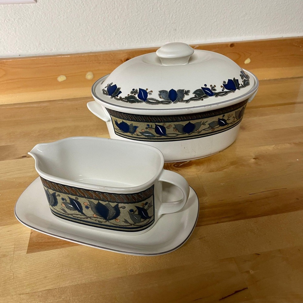Mikasa Intaglio‎ Arabella Casserole Dish w/ Lid & Gravy Boat Saucer Set vtg